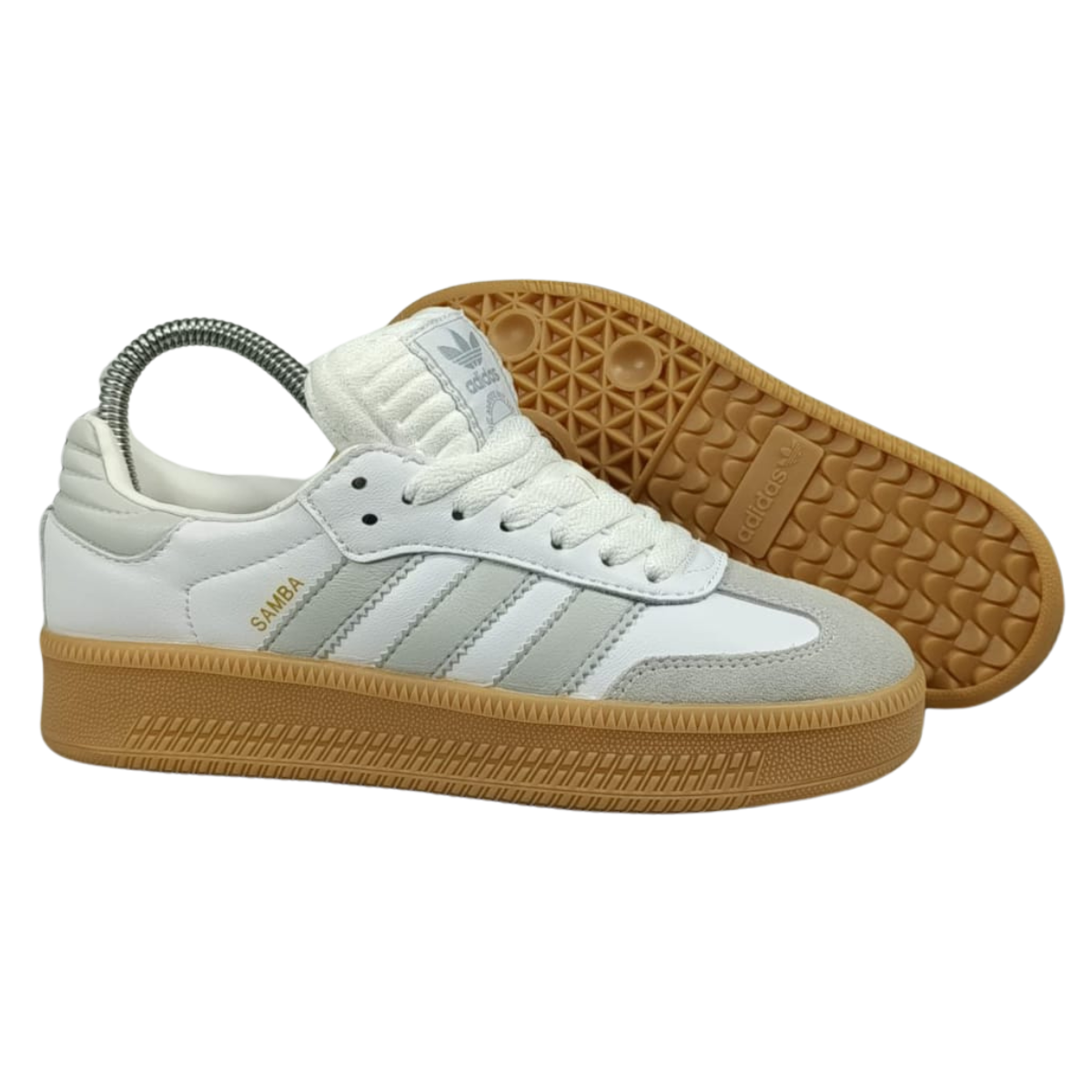 ADIDAS SAMBA PLATAFORMA HOMBRE: Eleva tu Estilo con el Clásico Moderno Las ADIDAS SAMBA PLATAFORMA HOMBRE son la mezcla perfecta entre lo clásico y lo moderno. Este modelo de zapatillas te ofrece el estilo icónico de las Samba, pero con una suela de plataforma que añade altura y un toque contemporáneo. En Onlineshoppingcenterg, te ofrecemos la mejor selección para que encuentres las Adidas Samba hombre que mejor se adapten a tu estilo.  ¿Por Qué Elegir ADIDAS SAMBA PLATAFORMA HOMBRE? Las ADIDAS SAMBA PLATAFORMA HOMBRE son ideales para quienes buscan un calzado que combine comodidad y estilo. Ya sea que prefieras las clásicas Adidas Samba hombre negras o quieras experimentar con las Adidas Samba hombre verdes, estas zapatillas se adaptan a cualquier ocasión, desde un look casual hasta algo más elegante.  Características Destacadas Estilo Icónico con un Toque Moderno: Las ADIDAS SAMBA PLATAFORMA HOMBRE conservan el diseño retro que ha hecho famosas a las zapatillas Adidas Samba hombre, pero con una suela de plataforma que las hace únicas y modernas.  Comodidad Sin Compromisos: A pesar de la suela elevada, estas zapatillas son increíblemente cómodas gracias a su construcción de alta calidad, ideal para el uso diario.  Variedad de Colores: Disponibles en varios colores, como las Adidas Samba hombre blancas y las Adidas Samba hombre verdes, para que puedas elegir la que mejor se adapte a tu estilo.  ¿Dónde Comprar ADIDAS SAMBA PLATAFORMA HOMBRE? En Onlineshoppingcenterg, puedes encontrar una amplia selección de ADIDAS SAMBA PLATAFORMA HOMBRE. Ya sea que estés en Colombia o en otro país, te ofrecemos un proceso de compra sencillo y seguro.